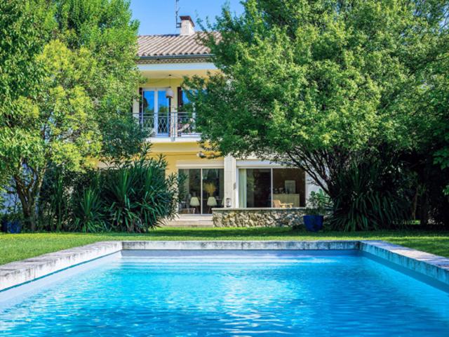 Maison Saint Cannat 6 pièces 193 m2 sur terrain de 1600m² + piscine + garage et annexes