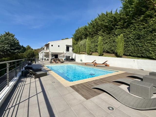 MAISON SAINT MARTIN PEILLE PISCINE TERRAIN
