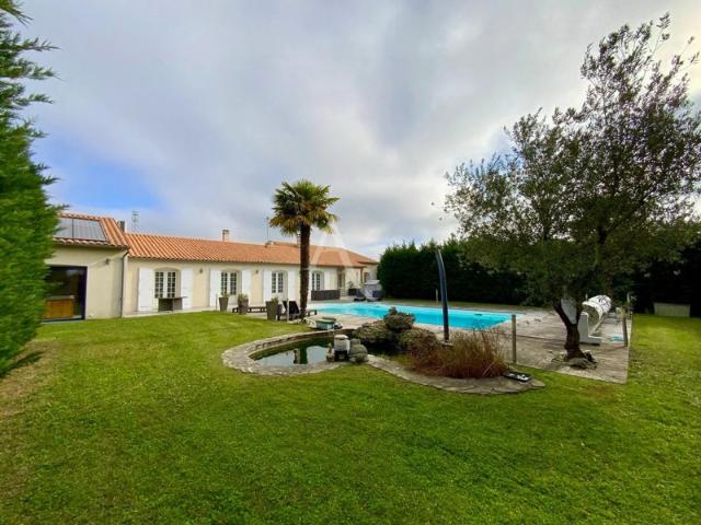 Maison Saint savinien 9 pièce s piscine et local professionnel