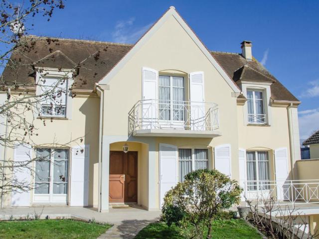Maison Sainte Genevieve Des Bois 8 pièce s 196 m²