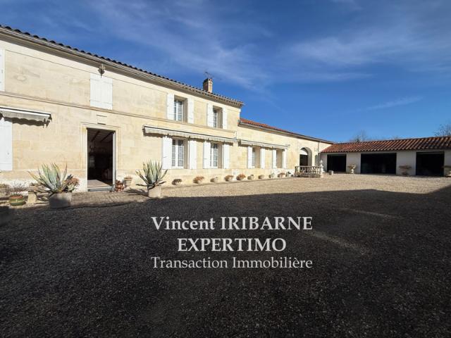 Maison Saintongeaise, Trois garages, Dépendances et Jardin