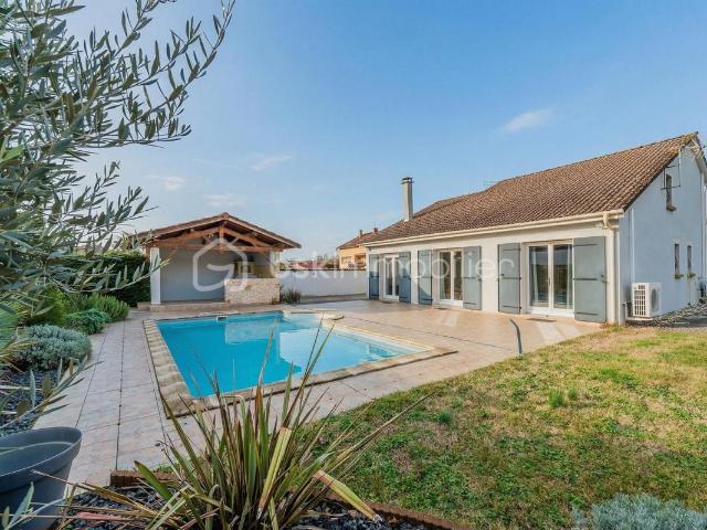 MAISON SANS TRAVAUX AVEC BELLES HAUTEURS SOUS PLAFOND, DOUBLE GARAGE ET PISCINE