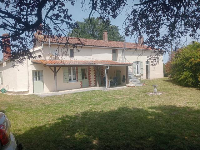 Maison secondaire avec fort potentiel 139m² Cersay