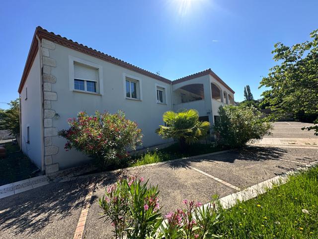 Maison semi enterrée avec piscine