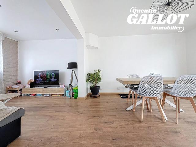 Maison semi individuelle avec garage