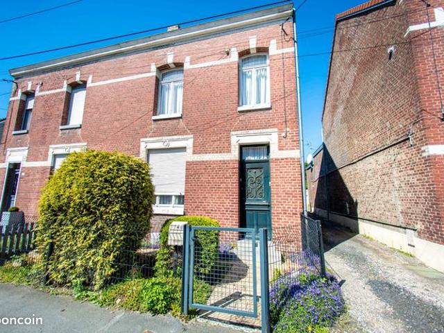 Maison semi individuelle avec garage sur une parcelle de 420 m²