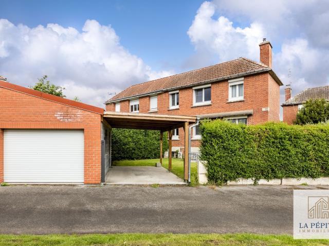 Maison semi individuelle avec sous sol et garage