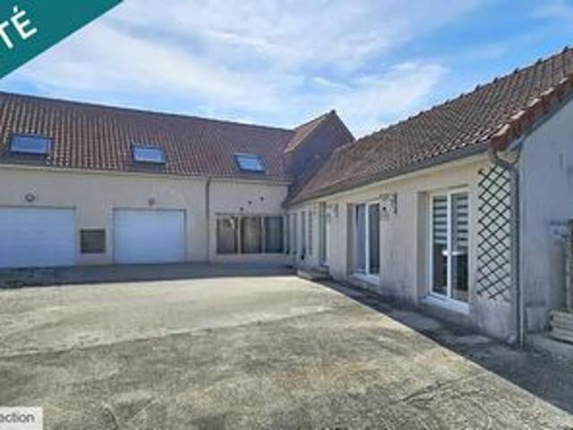 Maison semi individuelle Plain pied 3 Chambres Grenier aménageable Cour Jardin Grand garage Parking