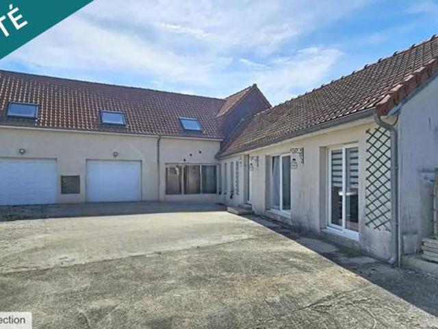 Maison semi individuelle Plain pied 3 Chambres Grenier aménageable Cour Jardin Grand garage Parking