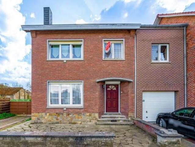 Maison semi mitoyenne avec 4 chambres, 2 garages et parcelle