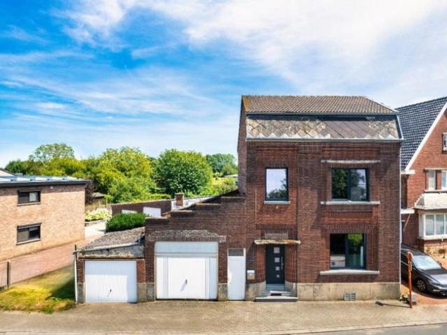 Maison semi mitoyenne avec 2 garages et jardin