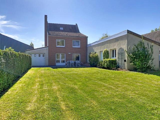 Maison semi plain pied individuelle avec jardin et garage