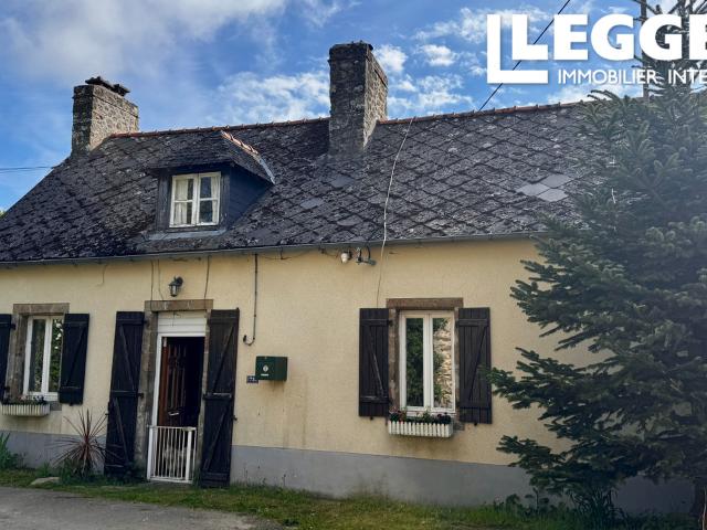 Maison située à la campagne, avec cour, jardin et garage