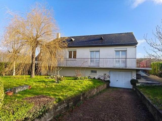 Maison située dans le bourg de Pleugueneuc