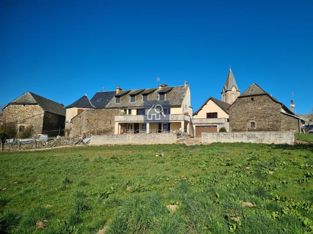 Maison spacieuse avec grange et terrasses