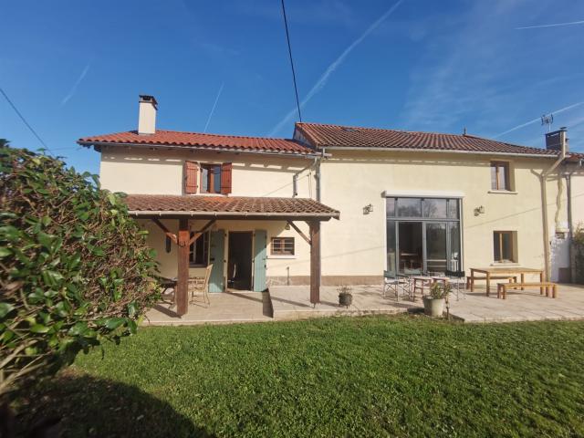 Maison Spacieuse Avec Deuxieme Gite Sur 6000M2 De TERRAIN 204m² Cherves Châtelars