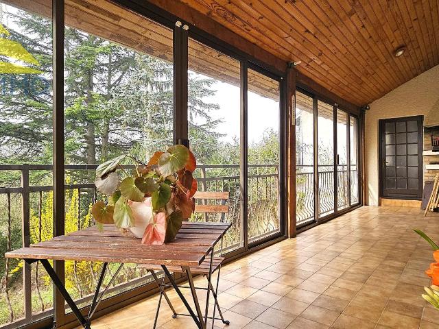 Maison spacieuse avec jardin à Mandres les Roses