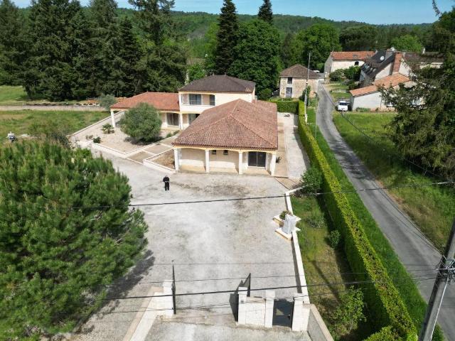 Maison spacieuse avec jardin en Dordogne 310m² Brantôme en périgord