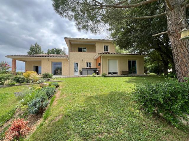 Maison spacieuse avec piscine à Caussade Un cadre privilégié au calme