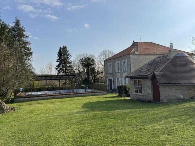 Maison spacieuse avec piscine, grand grange et jardin 5000m2