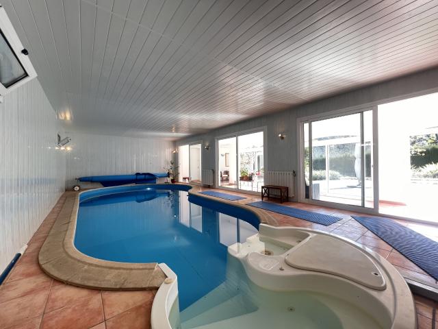 Maison spacieuse avec piscine intérieure dans le Sud de la France