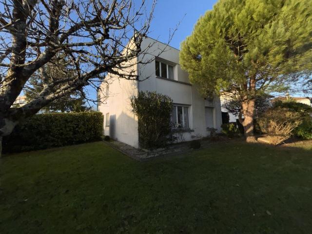 MAISON SPACIEUSE À RÉNOVER