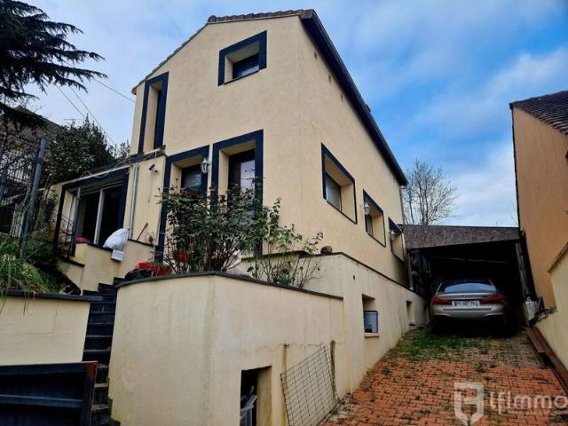 Maison spacieuse et contemporaine dans un quartier résidentiel