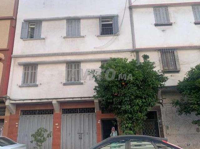 Maison Spacieuse et Lumineuse – 3 Étages avec Garages