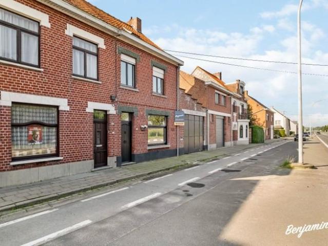 Maison spacieuse surprenante avec 4 chambres, garage et sal