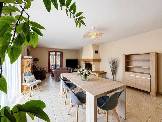Maison spacieuse 223 m² | Jardin et piscine | Très grand garage | Vias