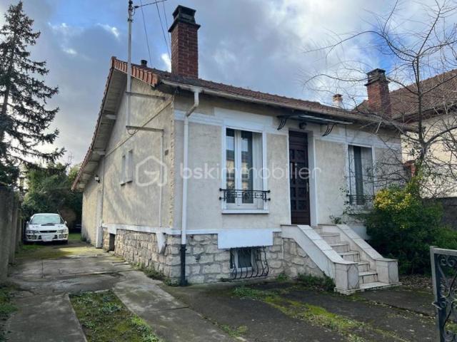 Maison + Studio indépendant + Jardin + Stationnements