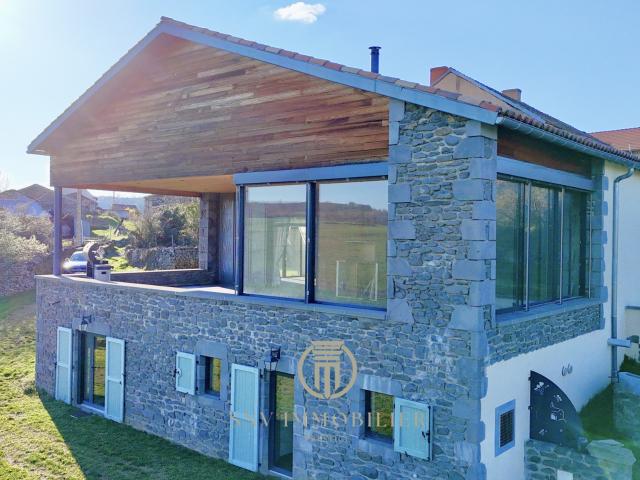 Maison style chalet en pierres avec vue panoramique sur les monts du Livradois Forez, finitions haut de gamme