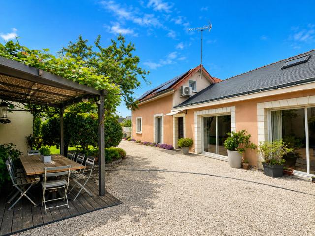 MAISON SUR AVRILLE 49, VIE DE PLAIN PIEDS, GRAND GARAGE ET BEAU TERRAIN