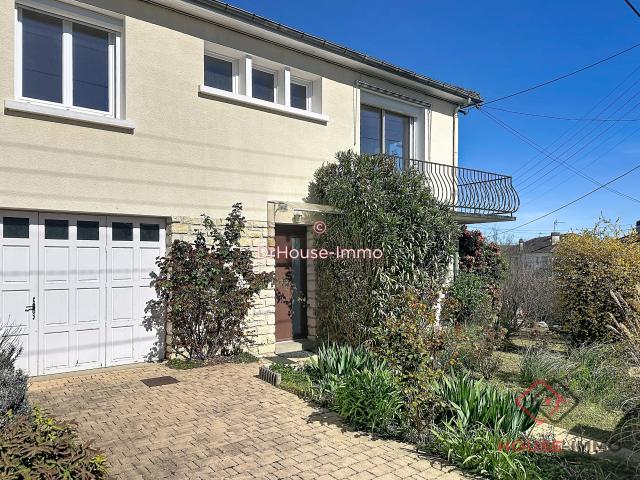 Maison sur deux niveaux avec garage et piscine