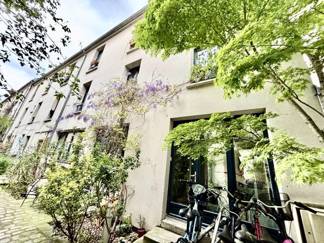 MAISON SUR JOLIE COUR PAVEE ARBOREE