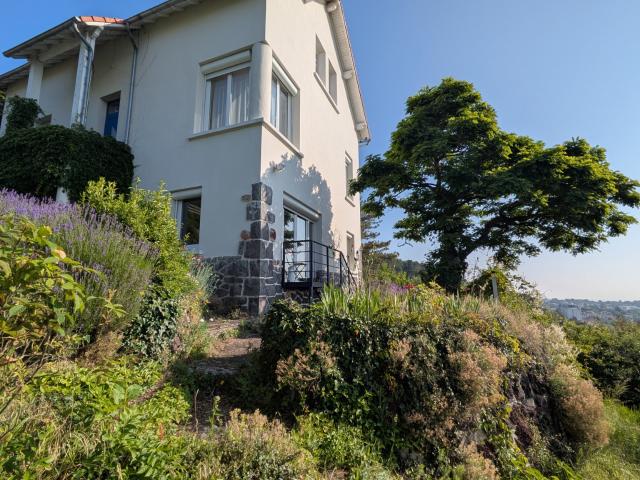 Maison sur les hauteurs de Rochepradière
