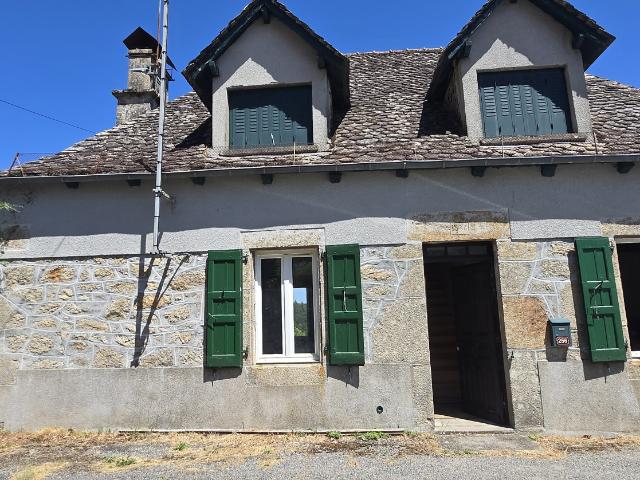 MAISON SUR LES HAUTEURS Proche Argentat