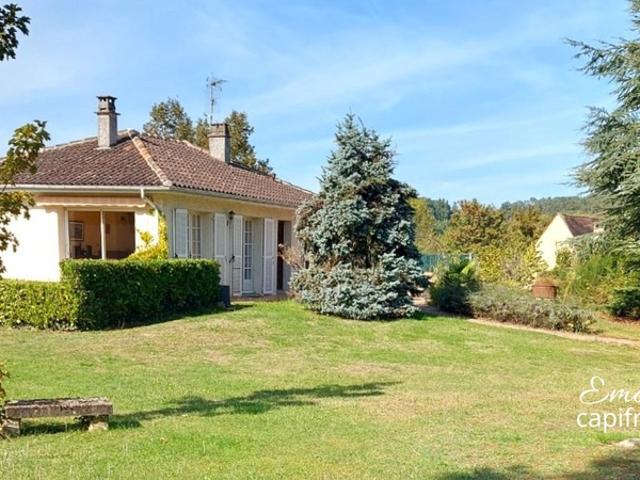 Maison de plain pied à Sarlat la Canéda avec beau jardin et vue dégagée