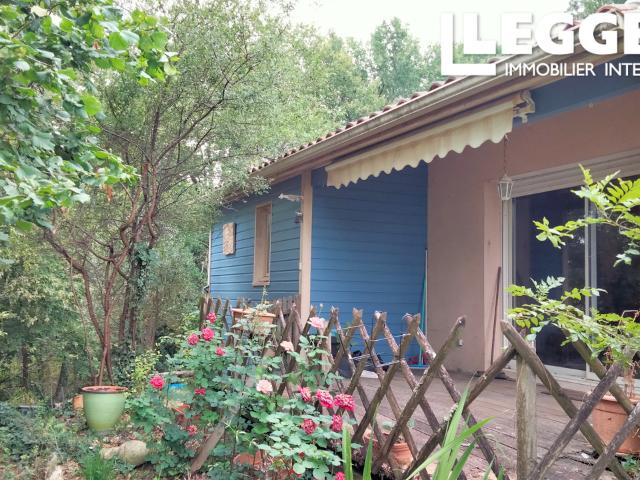 Maison familiale sur sous sol, avec terrain, située dans le bourg de Dignac, toutes commodités à pied