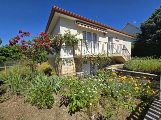 Maison sur sous sol complet 2 chambres et véranda sur terrain clos et arboré