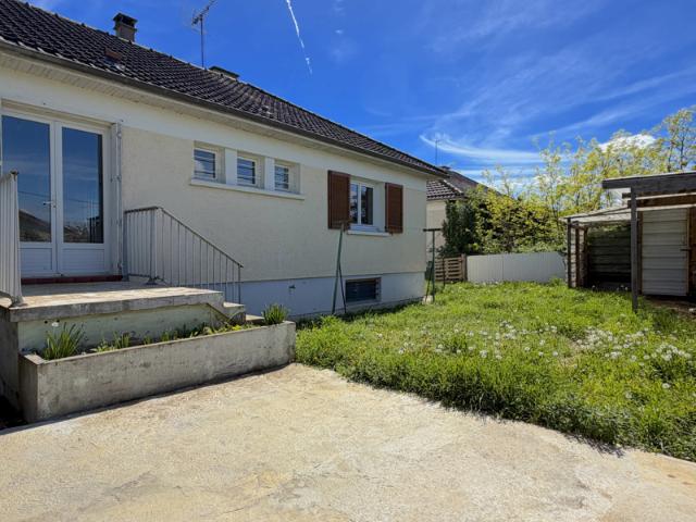 Maison sur sous sol, jardin et fort potentiel, plein centre