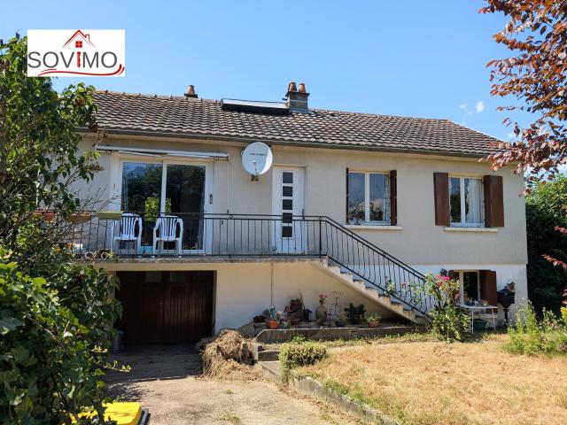 Maison Sur Sous Sol Surélevé Avec Jardin Arboré Attenant Et. 119m² Joussé
