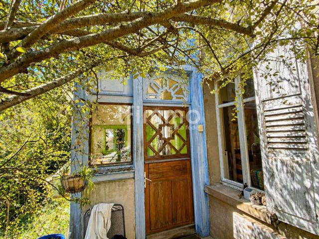 Maison sur terrain de 27 ares avec source