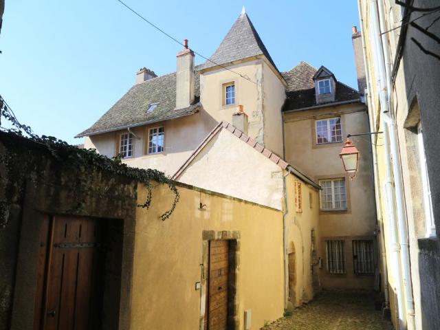 Maison sur trois niveaux dans le coeur historique avec vue s. 350m² Autun