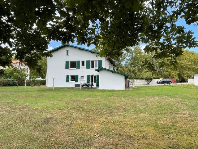 Maison sur une belle parcelle avec jardin, garage
