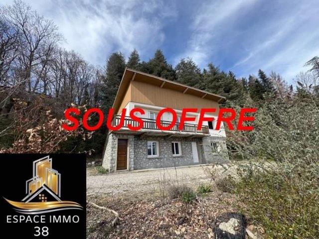 Maison sur 10660 m² de terrain