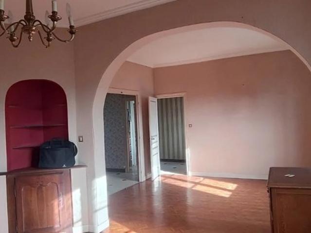 MAISON SUR 2 NIVEAUX DE 180 M² COMPOSÉE D'UN BEAU SÉJOUR SALON