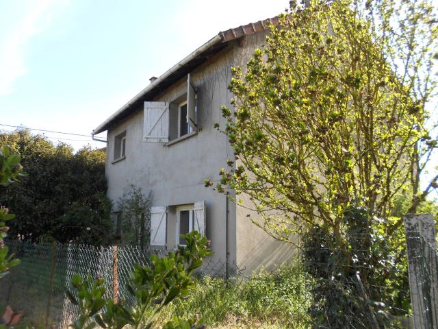 Maison sur 2 niveaux d'environ 116m2 à Puy Guillaume