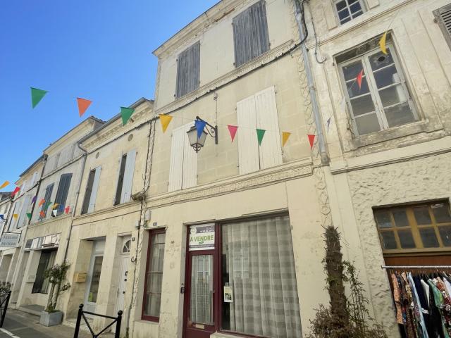 Maison sur 4 niveaux plein centre du bourg avec chai