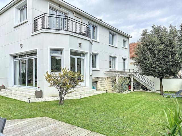 Maison Suresnes 8 pièce s 220m²